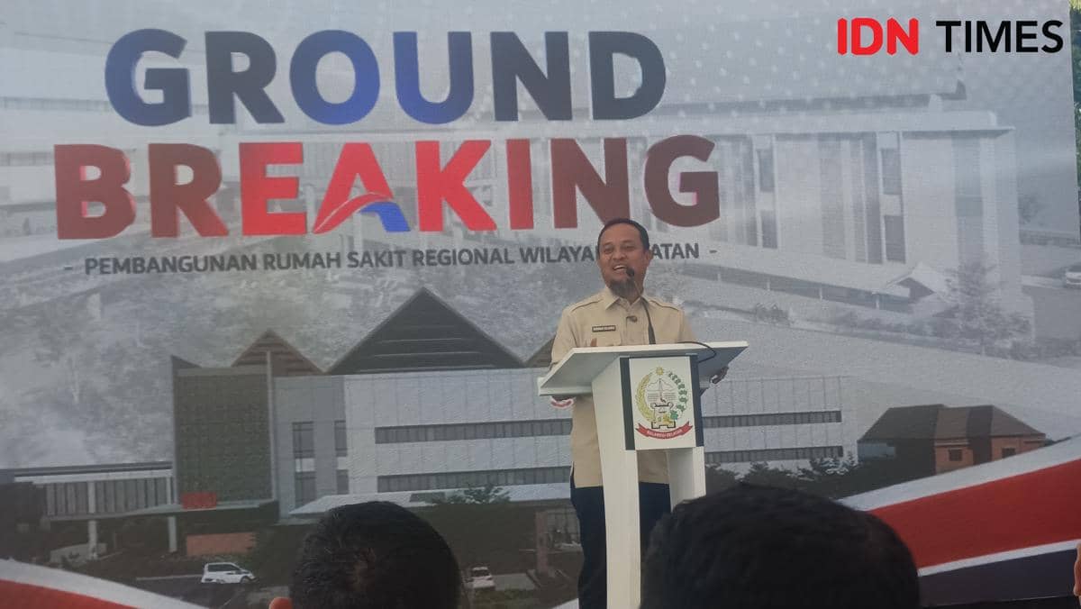 Gubernur Sulawesi Selatan Andi Sudirman Sulaiman menyampaikan sambutan pada groundbreaking RS Regional Wilayah Selatan di Malino.