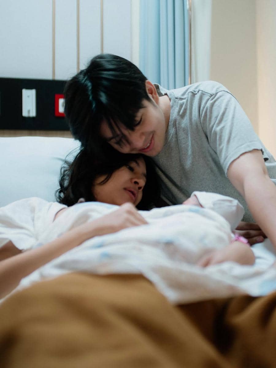 Shenina Cinnamon berada di ranjang rumah sakit sambil menggendong bayi usai melahirkan anak pertamanya.