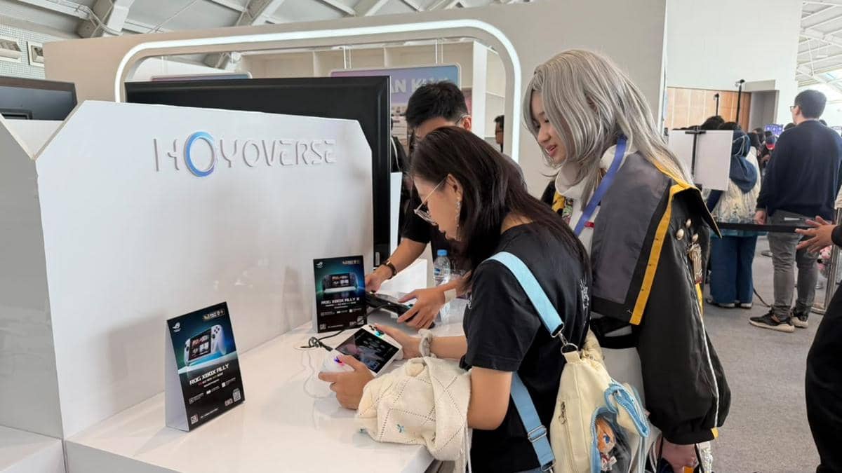 Perangkat gaming genggam ROG Xbox Ally berada di area HoYo FEST 2026 Indonesia sebagai bagian dari pameran.