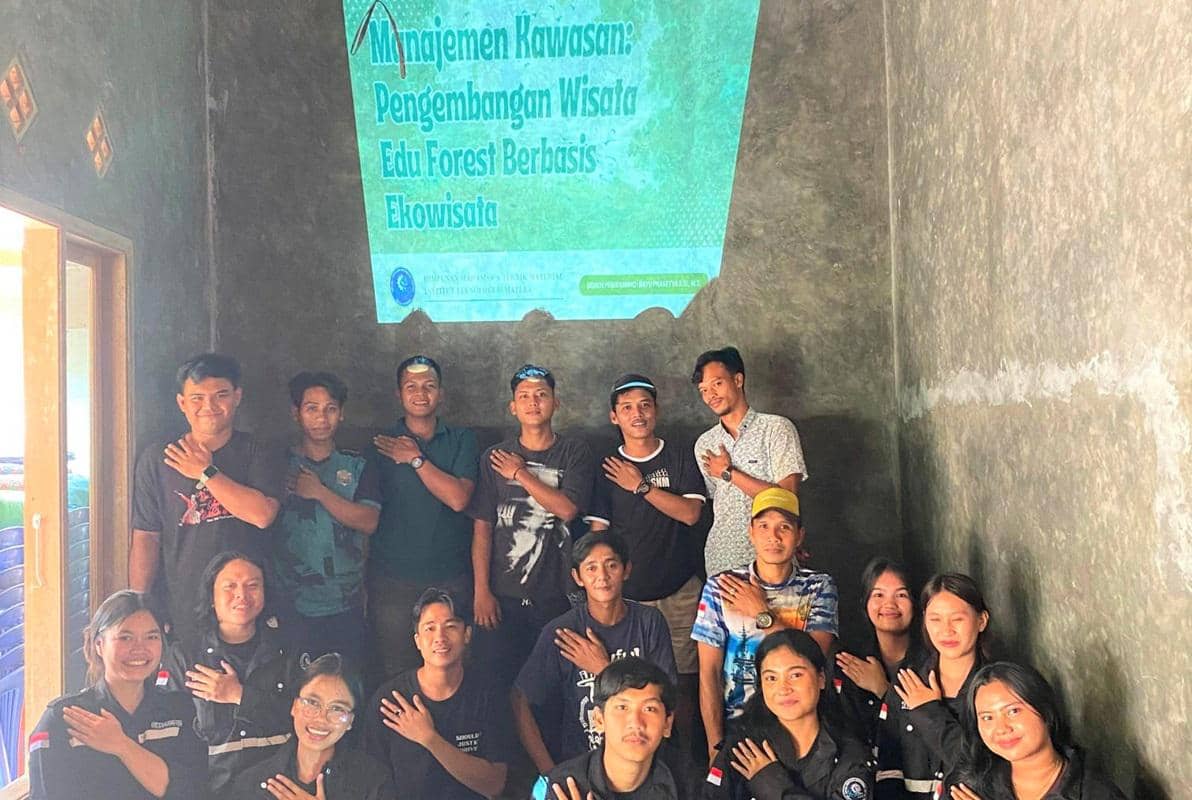 Tim PPK Ormawa HMMT Itera berfoto bersama masyarakat dalam kegiatan pengembangan wisata Bungur EduForest.
