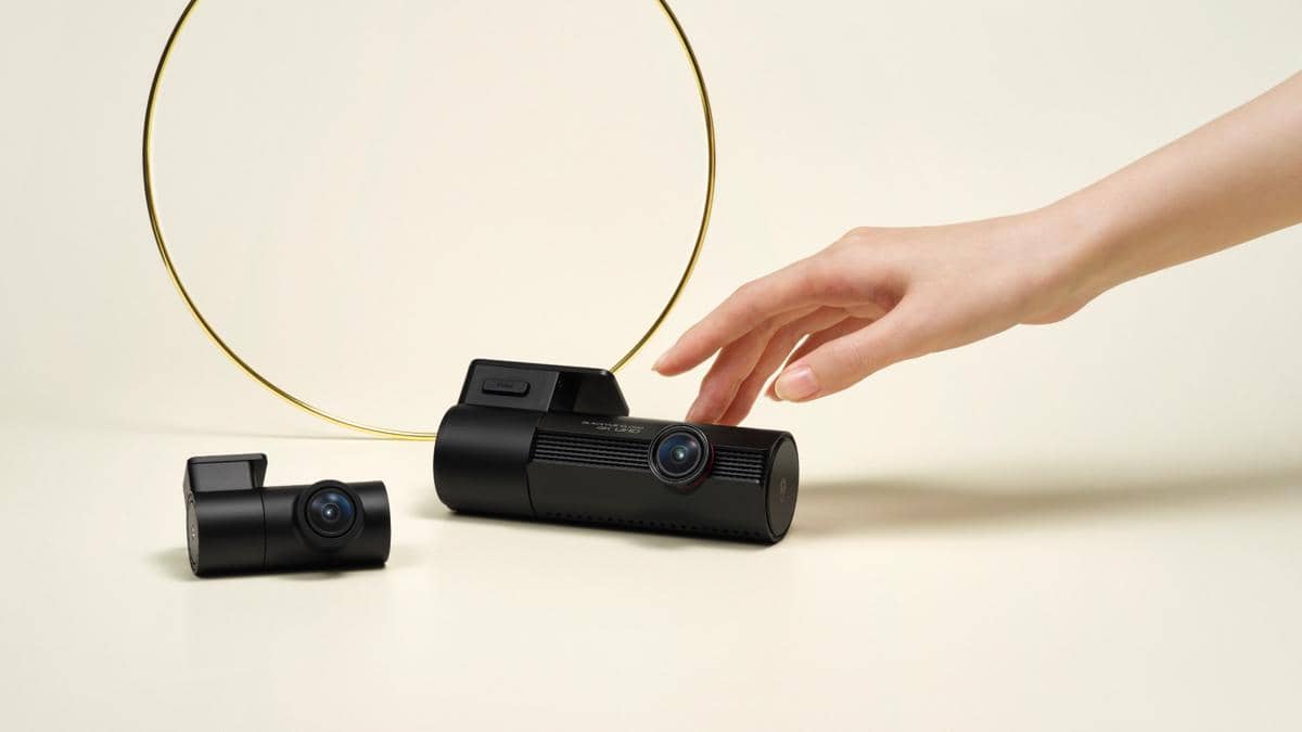 BlackVue Elite-10 2 Channel, perangkat kamera dasbor untuk merekam kondisi kendaraan dari dua arah secara bersamaan.