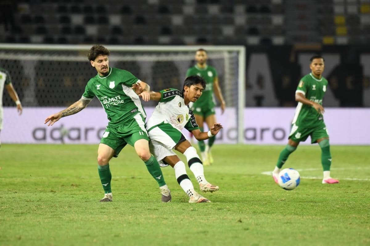Pemain PSMS dan Persebaya berebut bola dalam laga Piala Presiden 2026 di Stadion Gelora Bung Tomo, Surabaya.