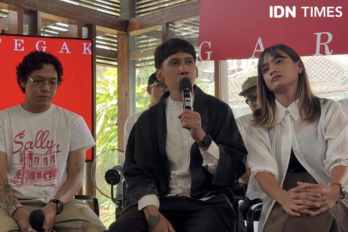 Para musisi berpose dalam konferensi pers peluncuran EP Garis Tegak di hadapan media pada Kamis, 30 Juli 2026.