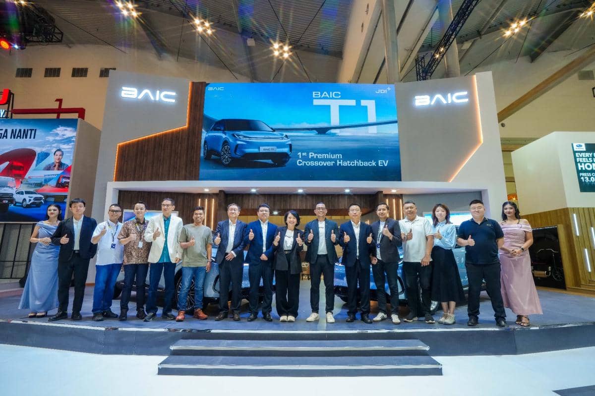 Suasana seremoni peluncuran BAIC T1 pada acara resmi BAIC, dengan penanda visual model kendaraan yang diperkenalkan.