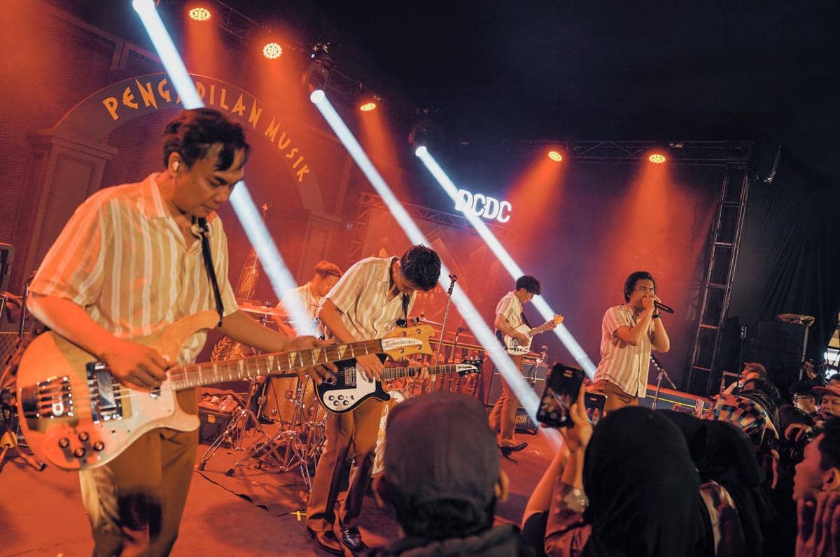 FOTO 7 - Setelah bebas dari dakwaan, The Changcuters membawakan beberapa lagu di atas panggung DCDC Pengadilan Musik..jpg