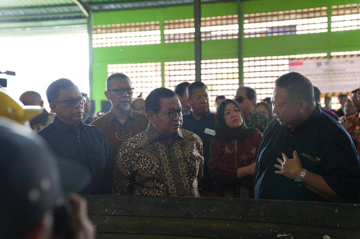 Gubernur DKI Jakarta, Pramono Anung, meninjau pengelolaan sampah di TPS 3R Menteng Atas, Jakarta Selatan, Kamis (30/7/2026).