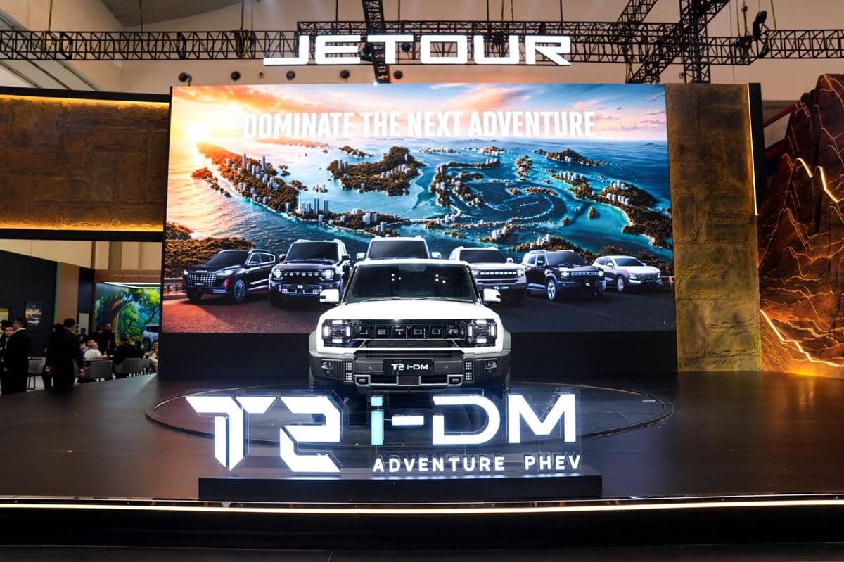Kendaraan Jetour berteknologi hybrid dipamerkan dengan desain modern, sesuai dokumentasi perusahaan.