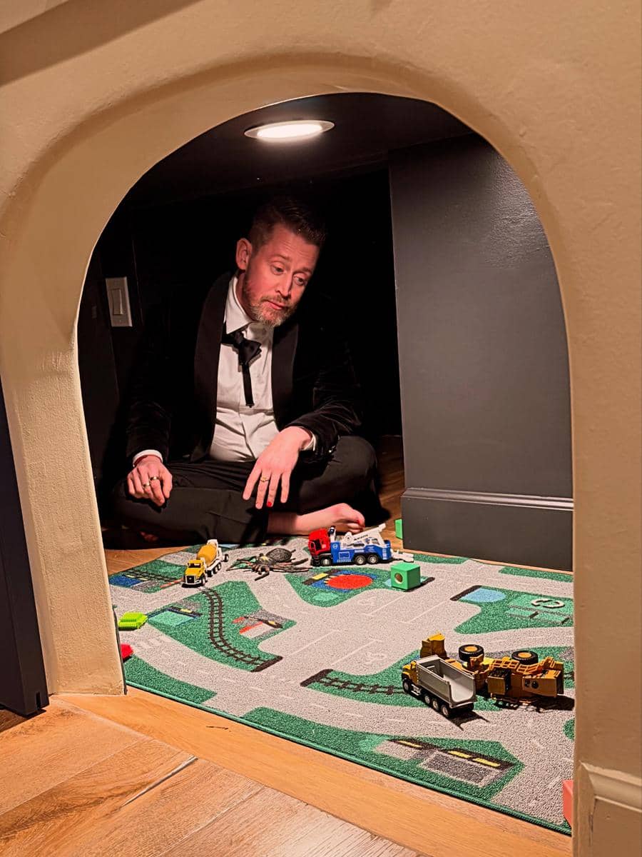 Macaulay Culkin dalam sebuah potret yang diunggah melalui akun Instagram miliknya, @culkamania.