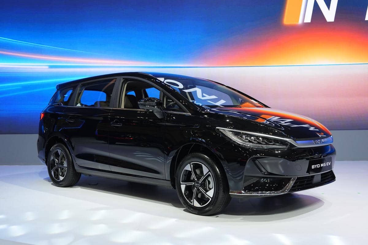 BYD M6 EV terbaru, mobil listrik yang dibekali baterai berkapasitas lebih besar untuk mendukung perjalanan.