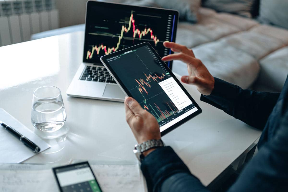 Ilustrasi bertema investasi yang menggambarkan aktivitas pengelolaan dana untuk tujuan keuangan jangka panjang.