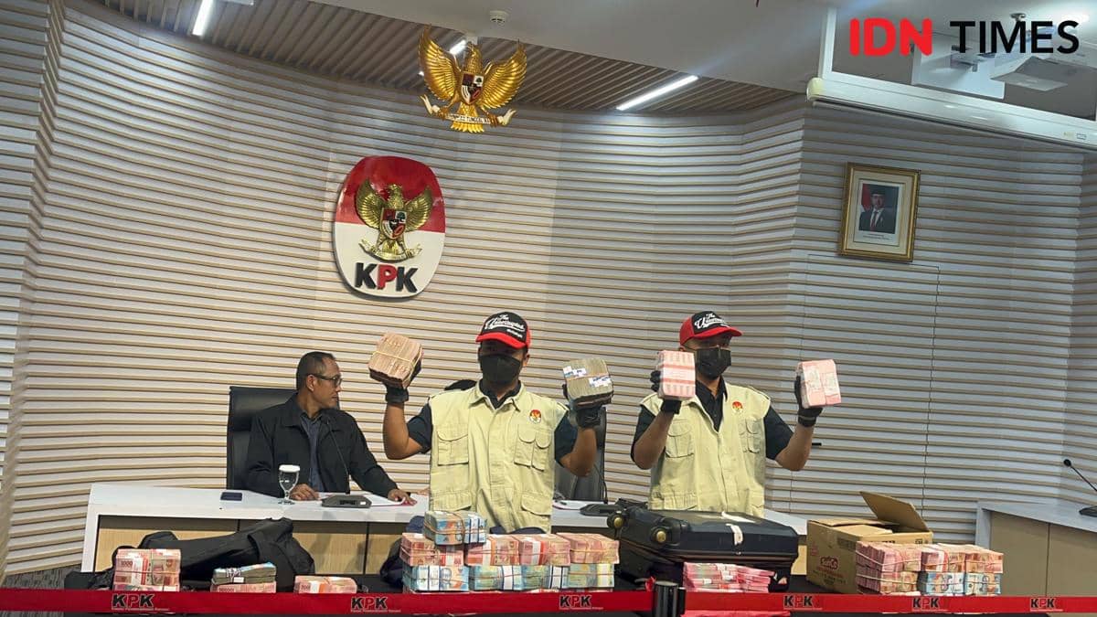 KPK Sita Bukti Rp2,7 M saat OTT Bupati Pemalang Anom Widiyantoro