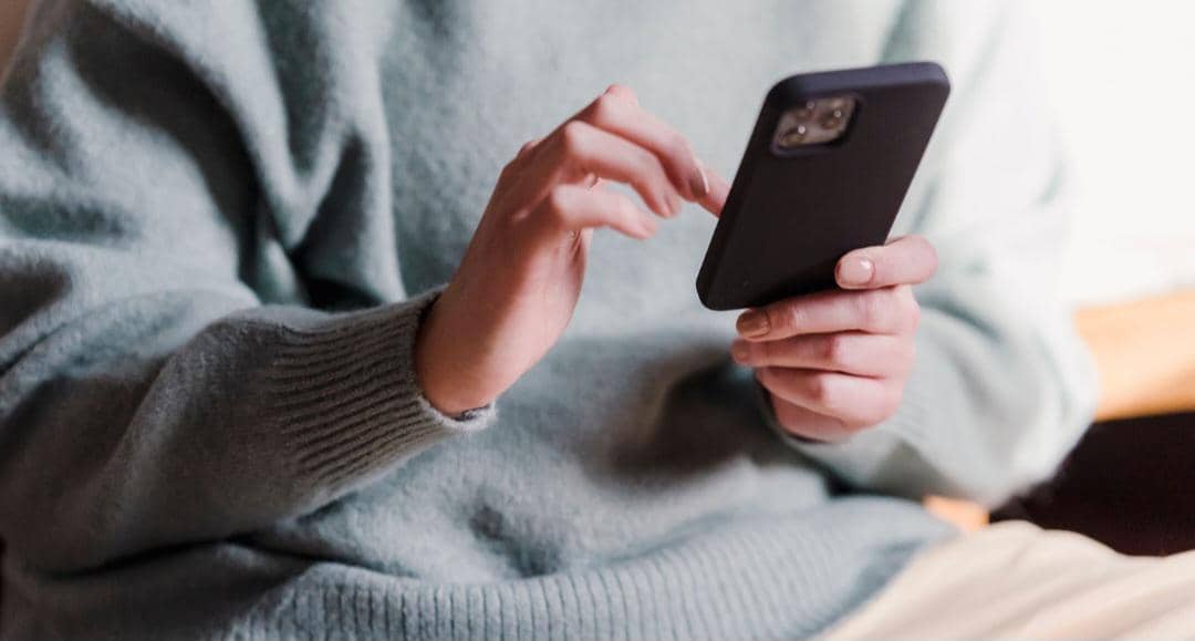 ilustrasi menggunakan smartphone