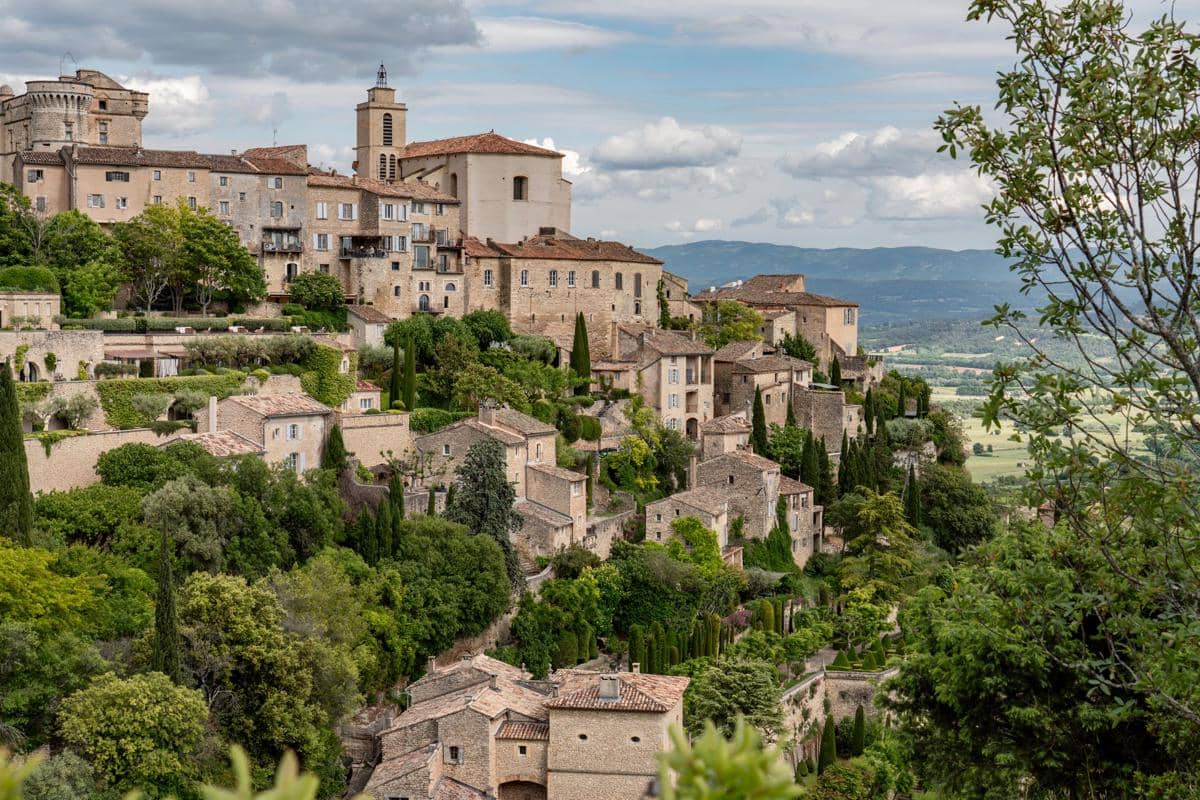 5 Fakta Gordes, Desa Cantik yang Berdiri Megah di Puncak Bukit