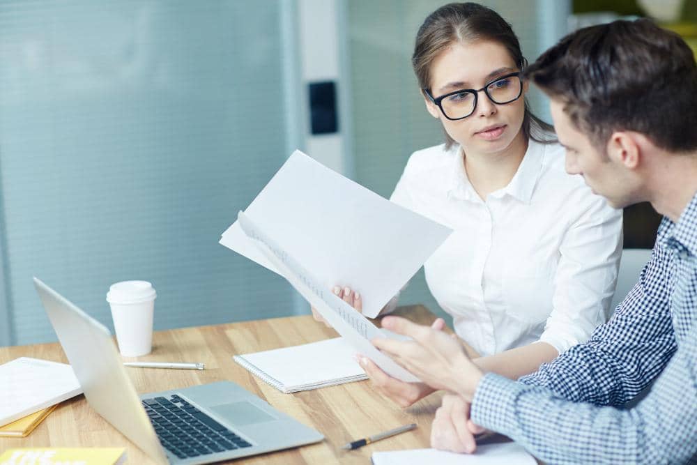 Ilustrasi konsep evaluasi kinerja dengan elemen grafik, target kerja, serta penilaian hasil pekerjaan secara visual.