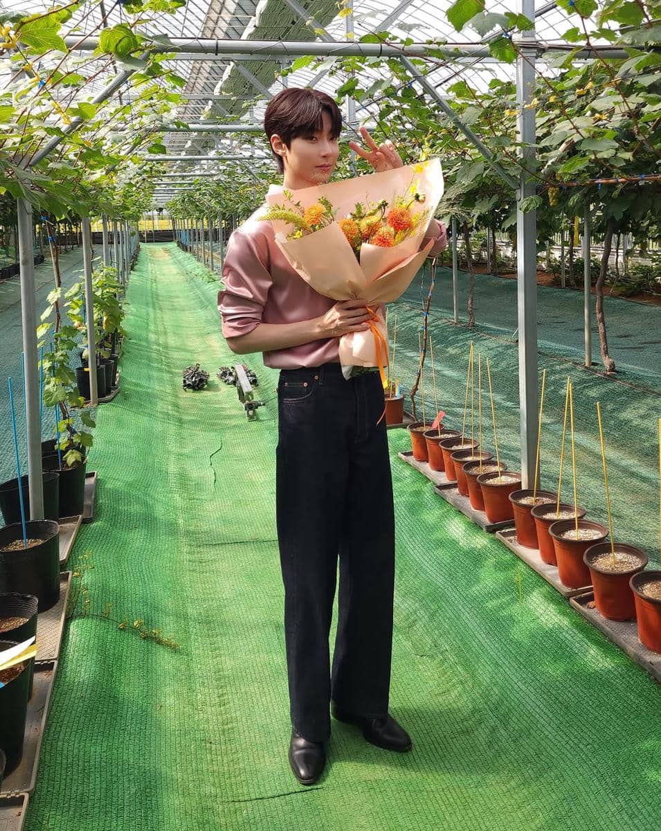Hwang In Yeop tampil dengan outfit pria bergaya clean sebagai referensi gaya berpakaian kasual pria.