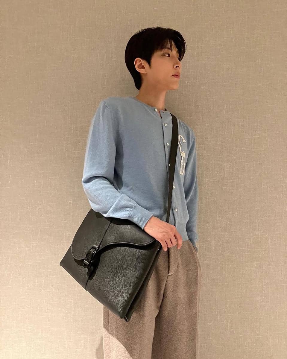 Hwang In Yeop mengenakan outfit pria bergaya clean sebagai referensi penampilan kasual rapi dari akun Instagramnya.