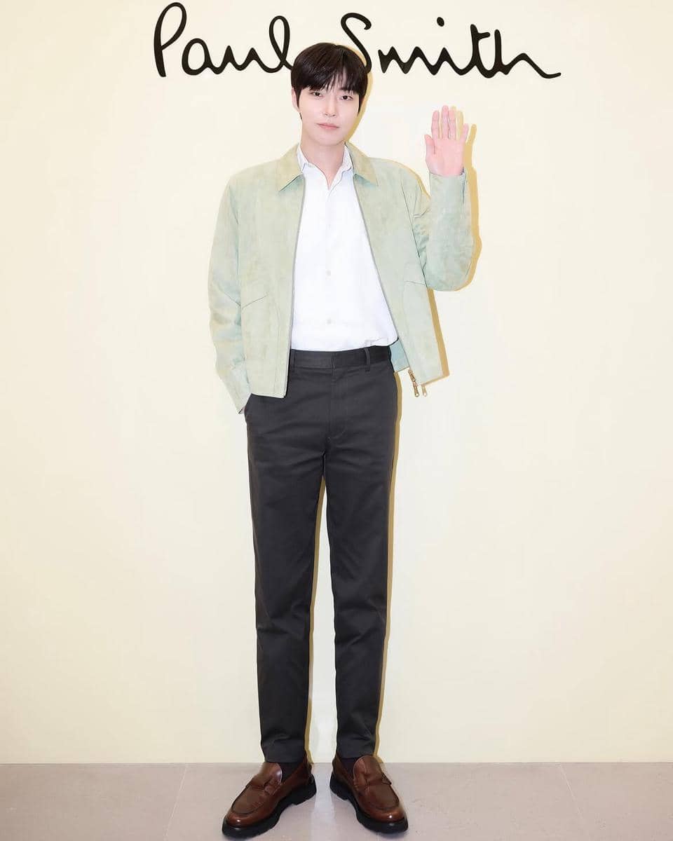 Hwang In Yeop mengenakan atasan gelap dan celana hitam sebagai referensi gaya clean outfit pria kasual.