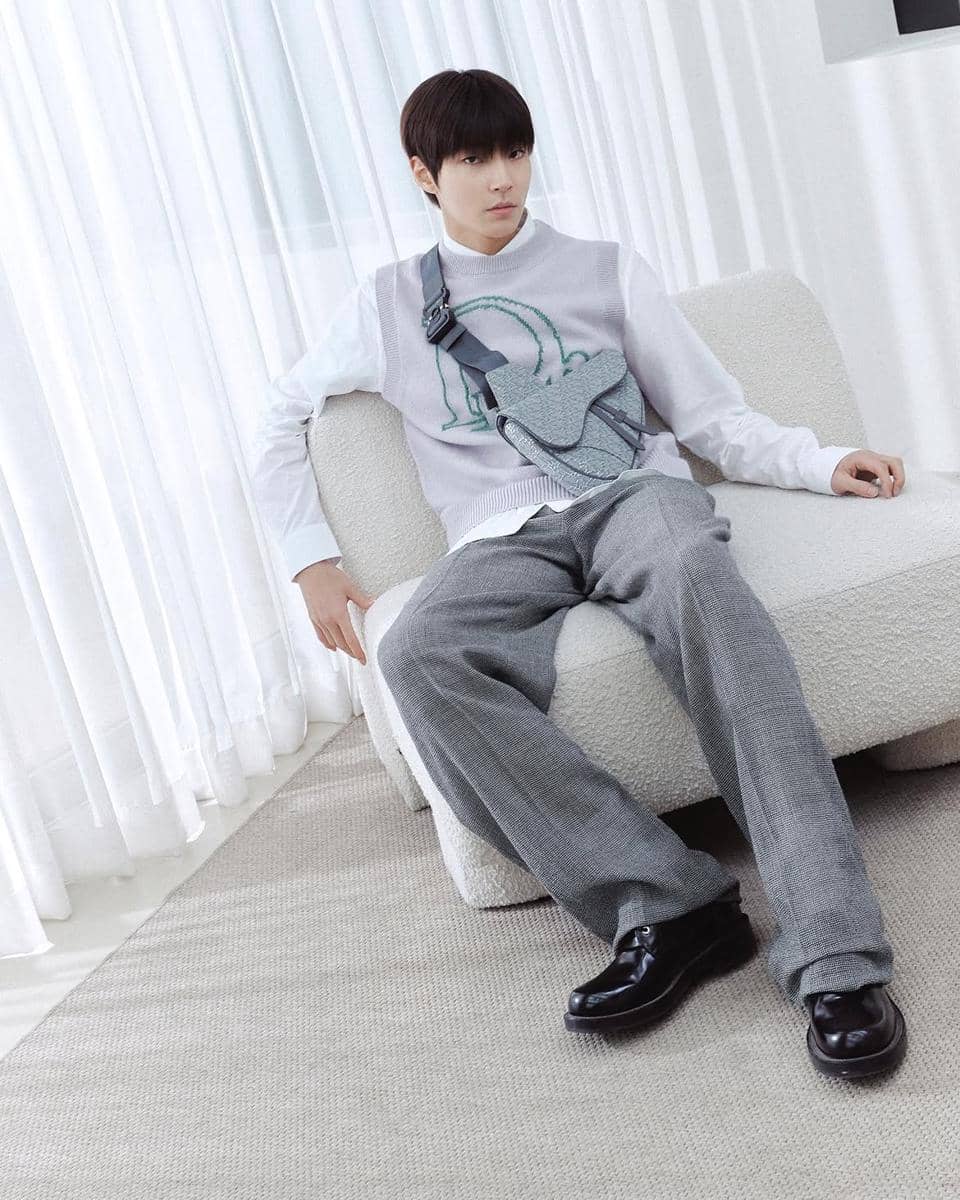 Hwang In Yeop dalam referensi clean outfit pria bergaya kasual rapi dan minimalis untuk tampilan sehari-hari.