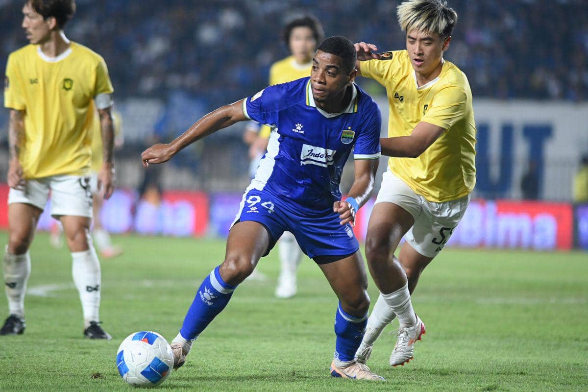 Aksi pemain Persib Bandung menghadapi Tampines Rovers pada pertandingan Grup A Piala Presiden 2026.