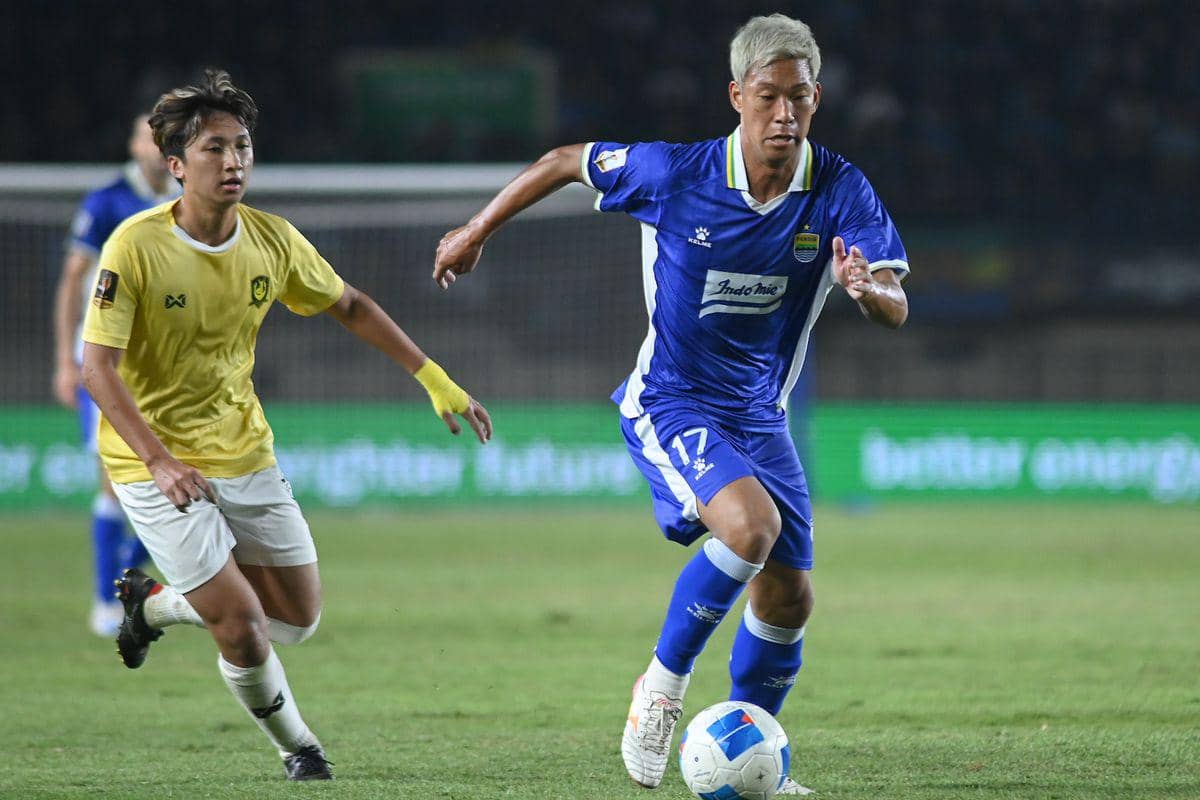 Pemain Persib Bandung menggiring bola saat menghadapi pemain Tampines Rovers pada Piala Presiden 2026.