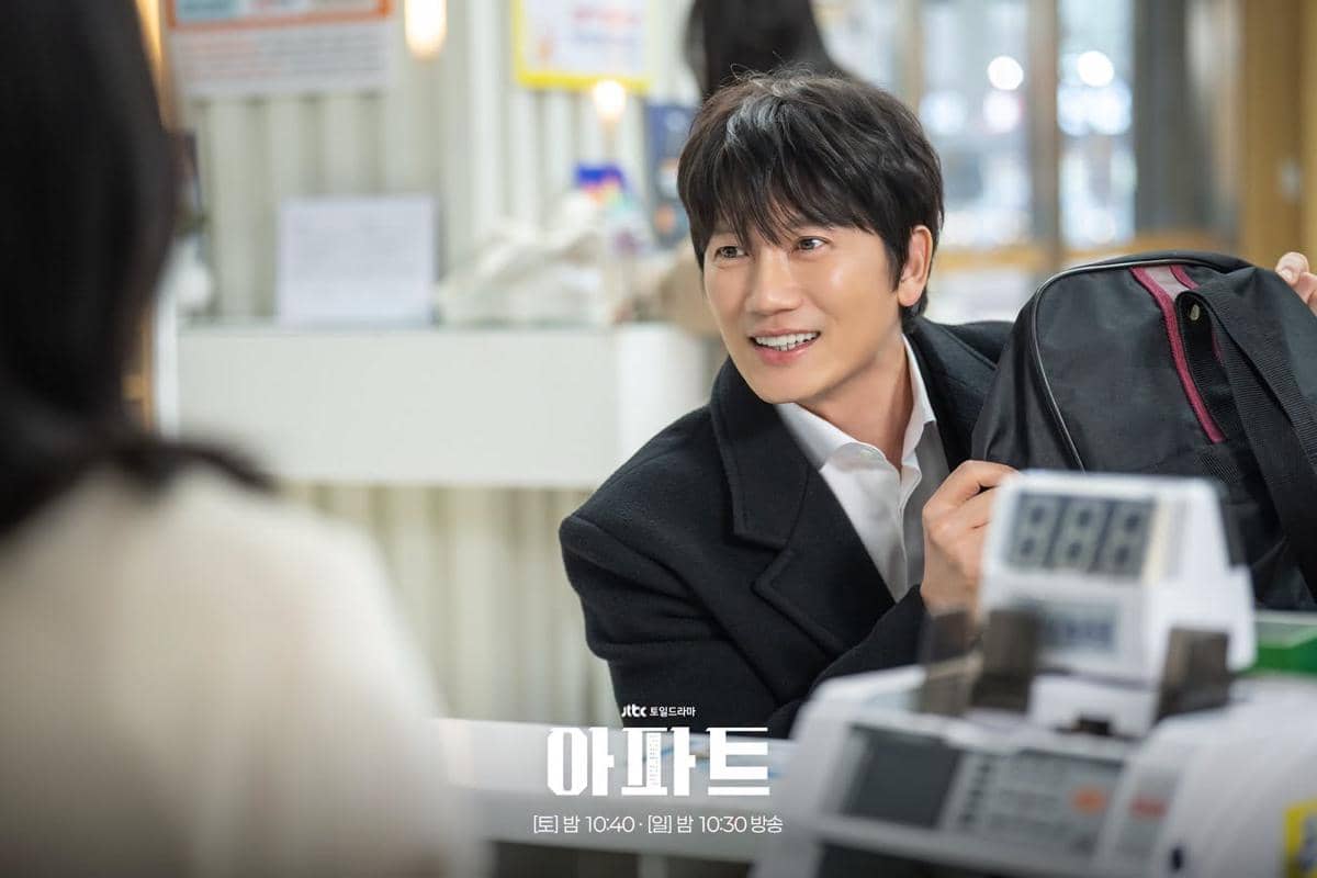 Ji Sung di The Apartment Job