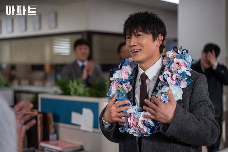 Ji Sung di The Apartment Job