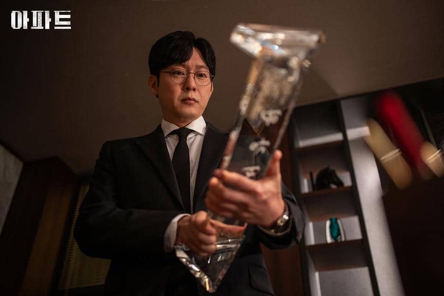 7 Sisi Psikopat Lee Chung Won di The Apartment Job, Bikin Ngeri!