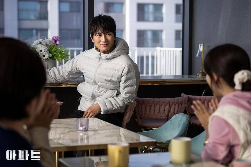 Ji Sung di The Apartment Job