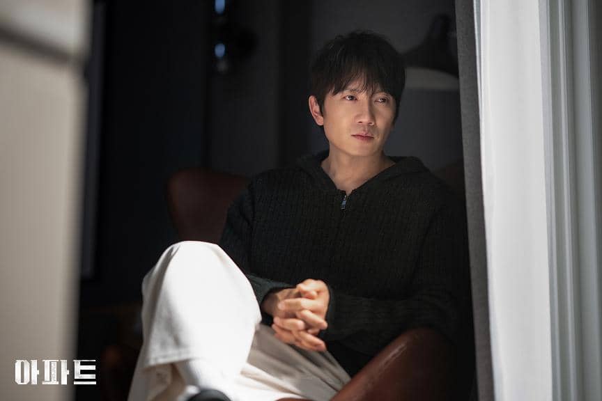 Ji Sung di The Apartment Job