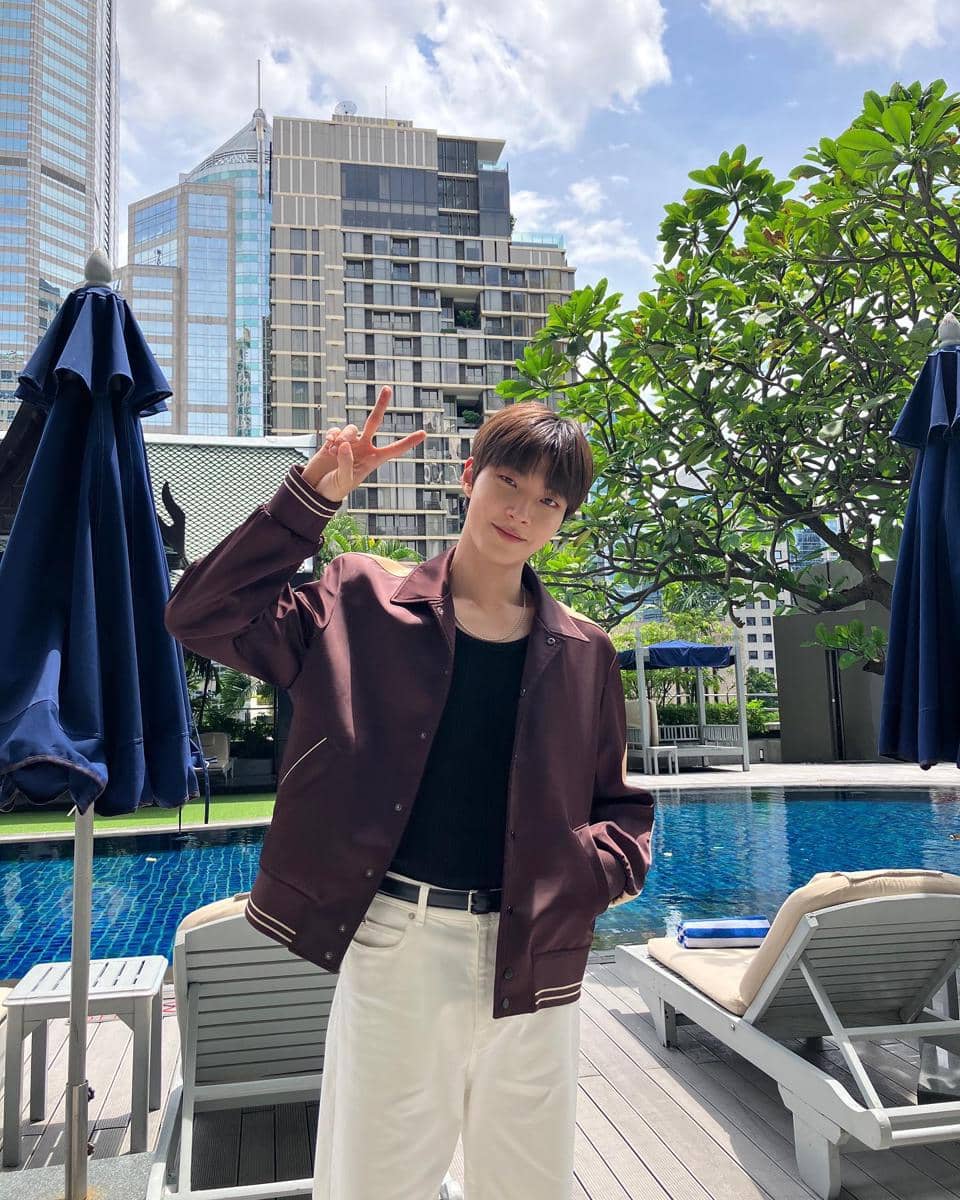 Potret Hwang In Yeop sebagai referensi gaya clean outfit pria dengan tampilan kasual, sederhana, dan rapi.
