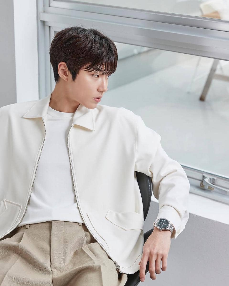 Hwang In Yeop mengenakan outfit pria bergaya clean sebagai referensi penampilan kasual rapi sehari-hari.