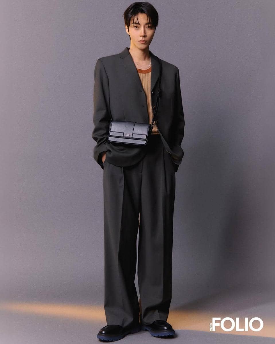Hwang In Yeop tampil dengan gaya clean outfit pria yang rapi dalam potret dari akun Instagram pribadinya.