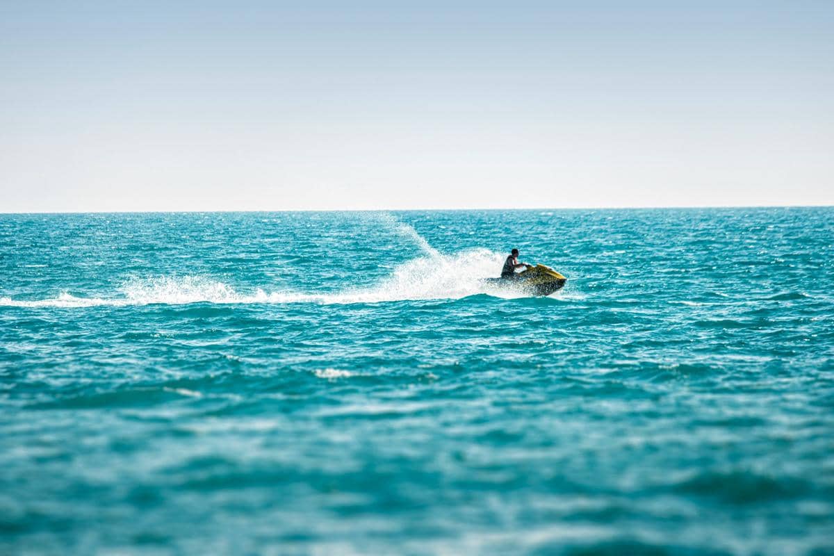 ilustrasi bermain jet ski di Santorini, Yunani
