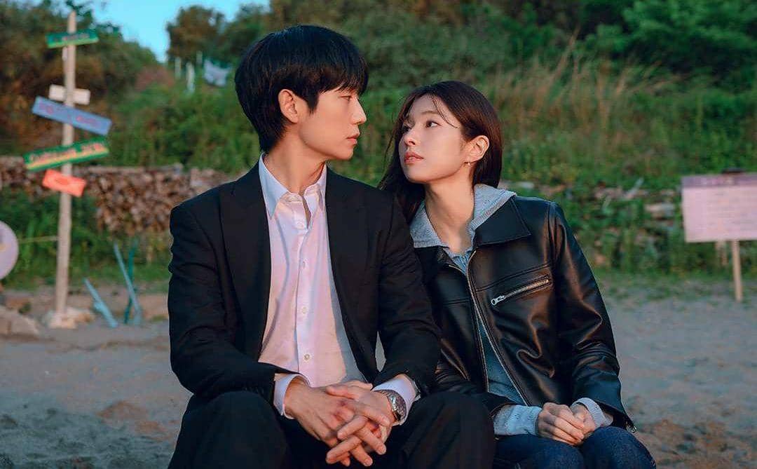 Potongan adegan drama Korea Our Sticky Love dalam unggahan akun Instagram Netflix Korea, menampilkan momen dari serial tersebut.
