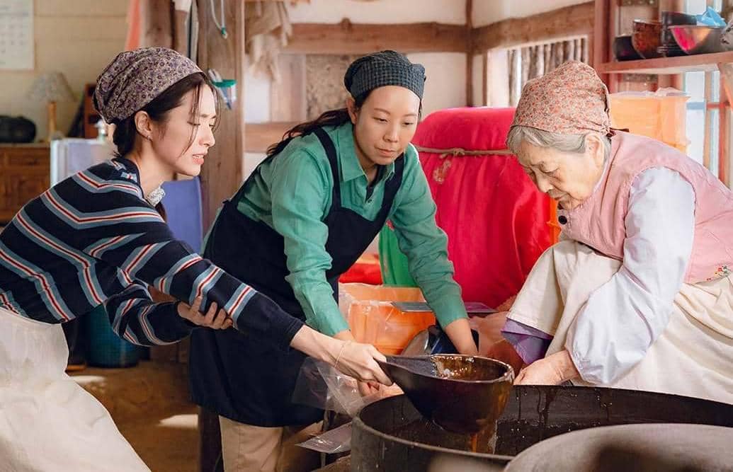 Still cut drama Korea Our Sticky Love dari unggahan Instagram Netflix Korea yang menampilkan salah satu adegan serial.