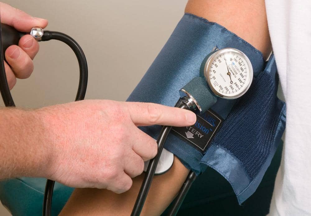 Dokter sedang melakukan pengecekan tekanan darah tinggi