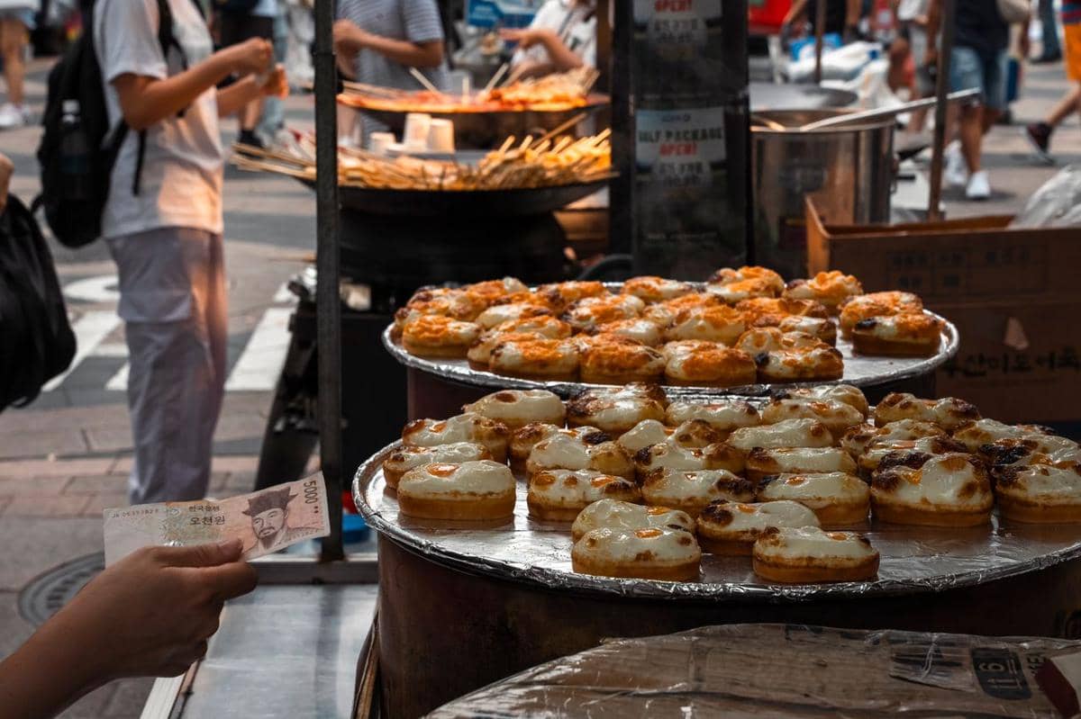 ilustrasi street food di Korea Selatan, kuliner Korea Selatan, won mata uang Korea Selatan, bayar cash