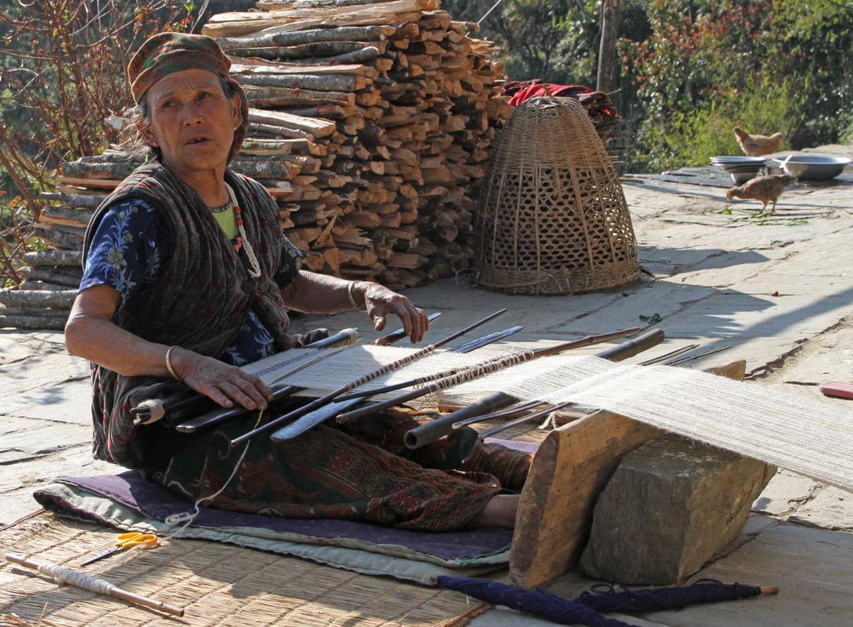 Masyarakat Gurung sedang menenun kain.