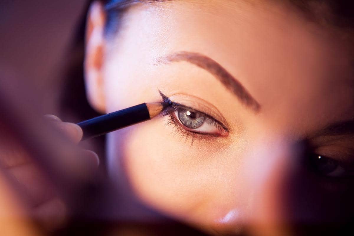 membuat eyeliner