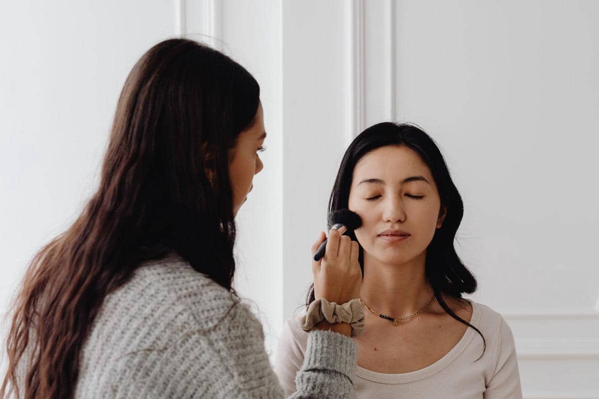 merias wadah menggunakan kuas makeup