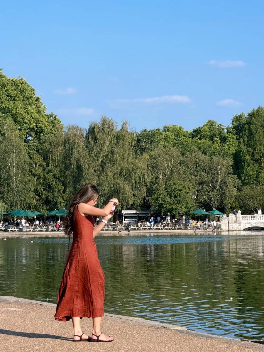 Yunita Siregar saat jalan-jalan di sekitar Hyde Park, London