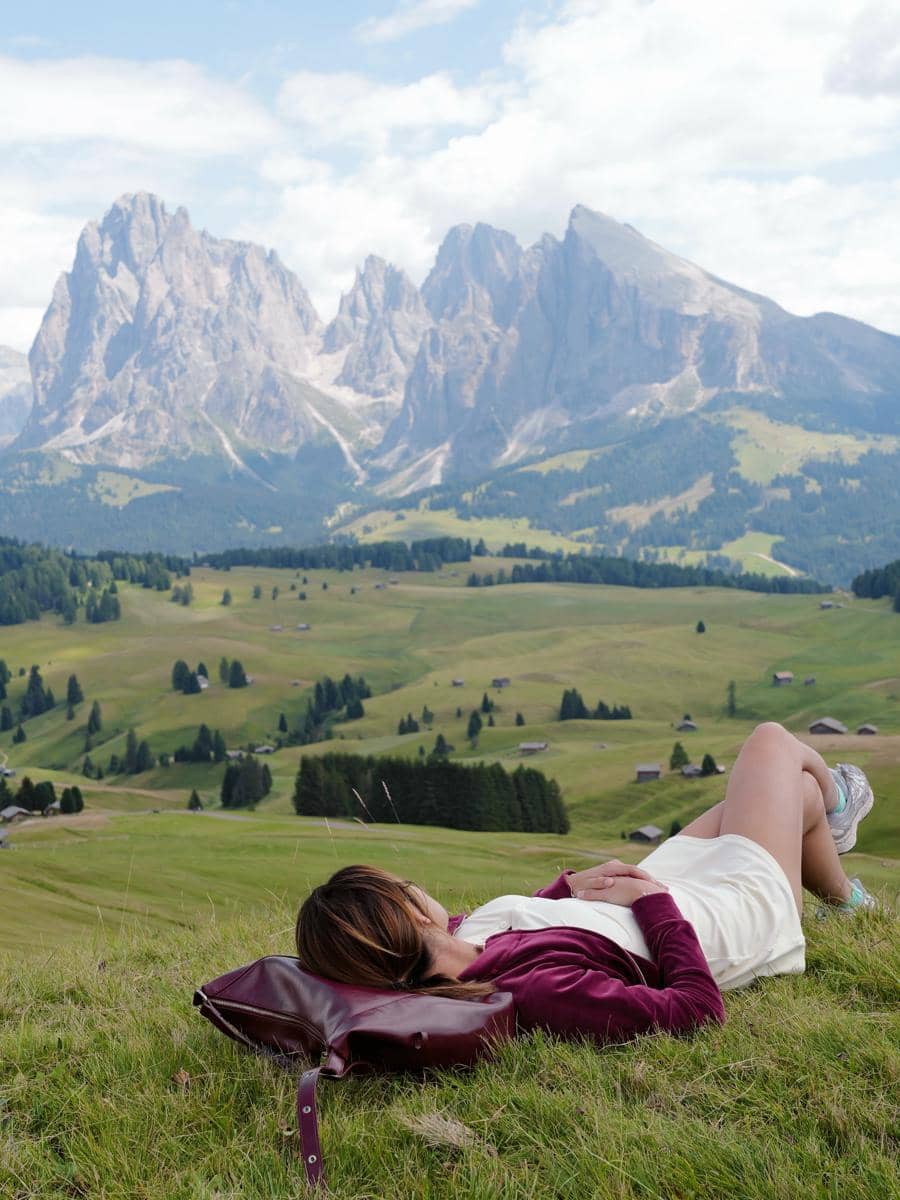 Regina Phoenix menikmati keindahan alam Pegunungan Dolomites