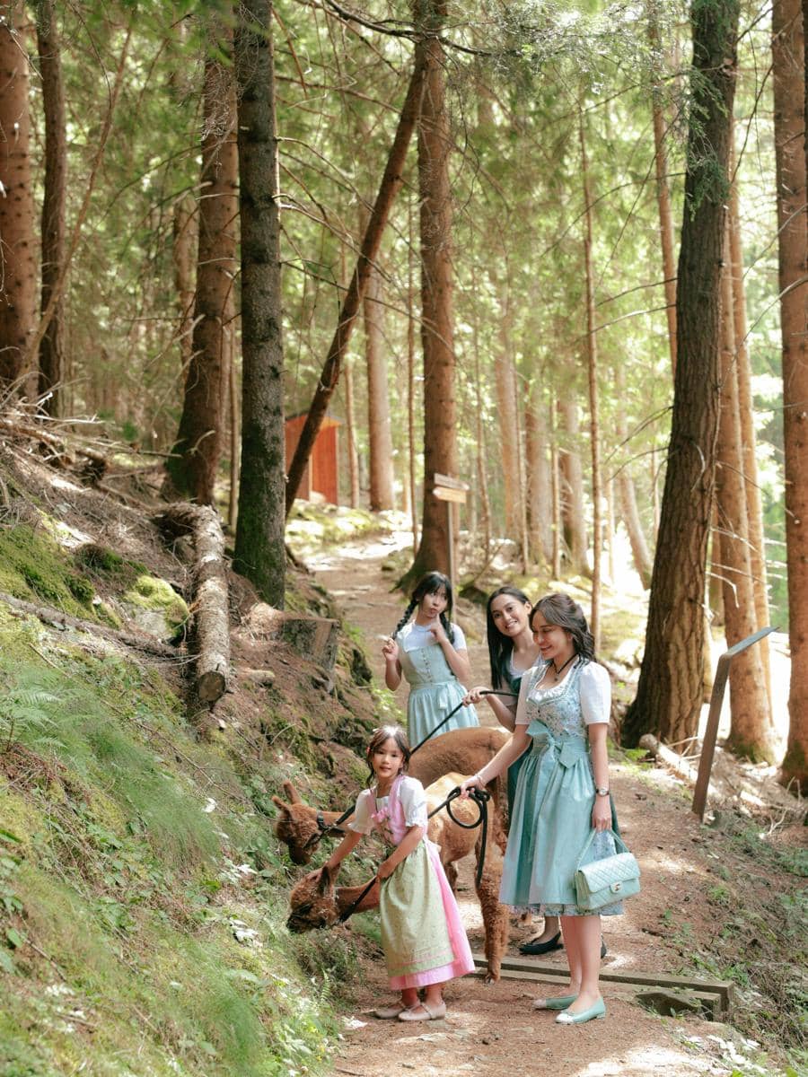 Photoshoot Shandy Aulia dan Claire di Bolzano
