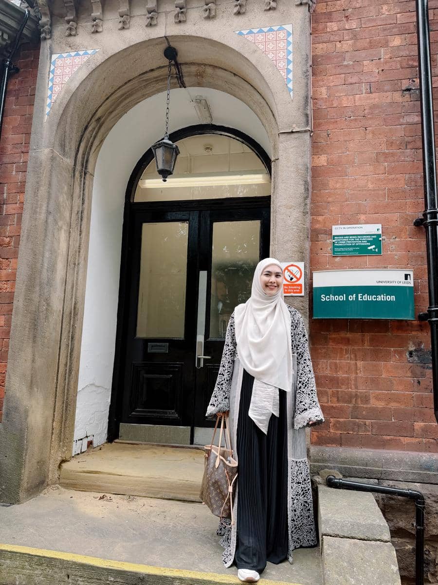 Oki Setiana Dewi jalan-jalan di sekitar University of Leeds