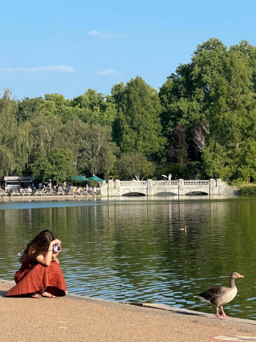 Yunita Siregar saat jalan-jalan di sekitar Hyde Park, London