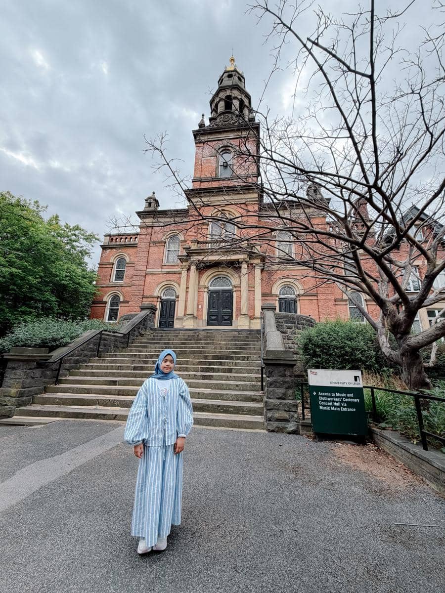 Oki Setiana Dewi jalan-jalan di sekitar University of Leeds