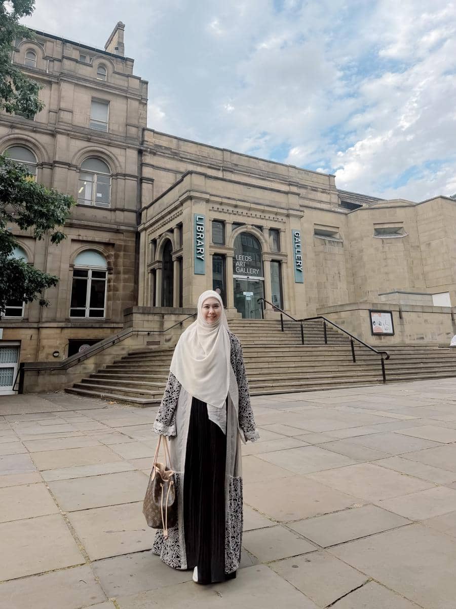 Oki Setiana Dewi jalan-jalan di sekitar University of Leeds