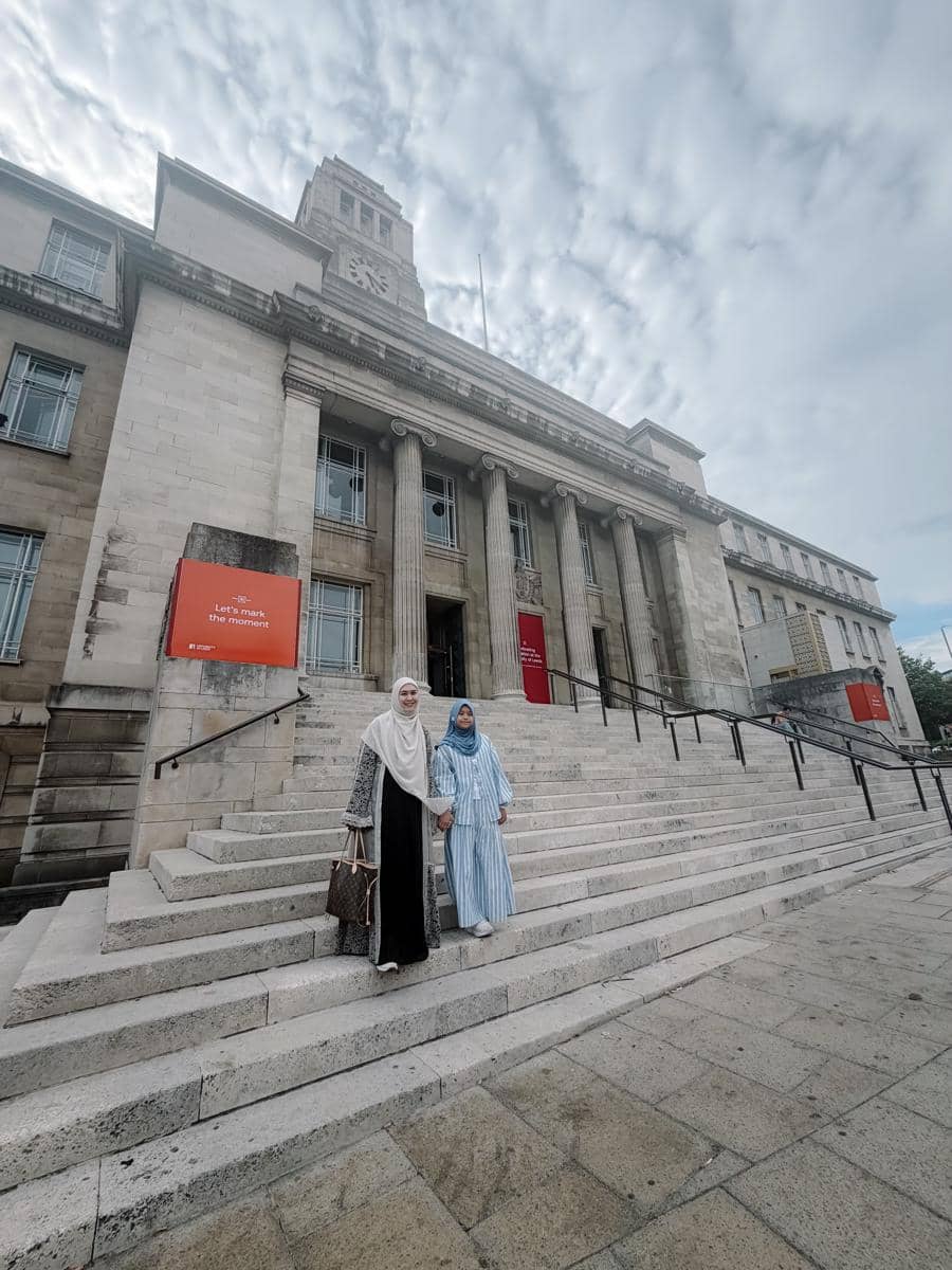 Oki Setiana Dewi jalan-jalan di sekitar University of Leeds