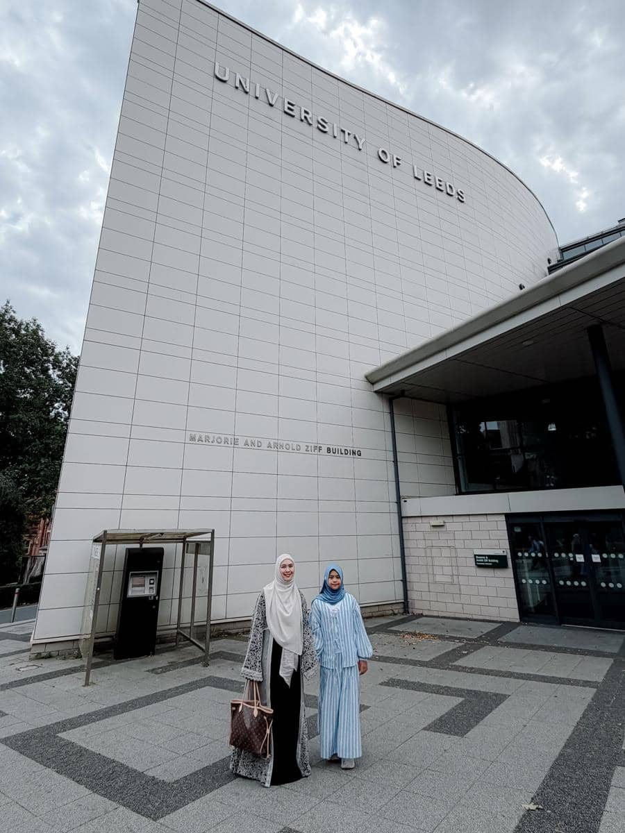 Oki Setiana Dewi jalan-jalan di sekitar University of Leeds