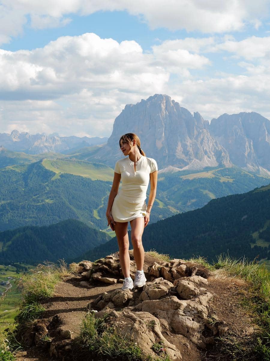 Regina Phoenix menikmati keindahan alam Pegunungan Dolomites